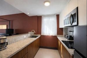 Aldea Thai Studios Steps to Beach and 5th Ave