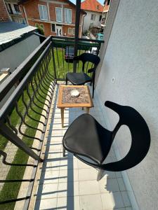 Smart TV Free Parking Backyard Near Lake Veluxa Couples Apartment