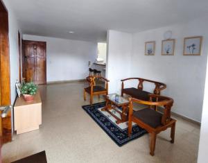 Habitación con baño privado y cama nueva doble en parque principal