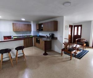 Habitación con baño privado y cama nueva doble en parque principal