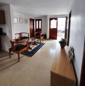 Habitación con baño privado y cama nueva doble en parque principal