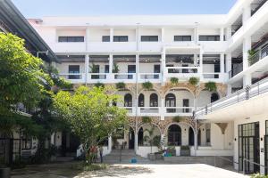 The Manzana Apt wPrivate terrace Santa Ana