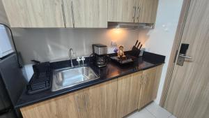 1BR Breeze Residences near MOA with Pool and Balcony