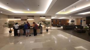 1BR Breeze Residences near MOA with Pool and Balcony