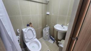 1BR Breeze Residences near MOA with Pool and Balcony