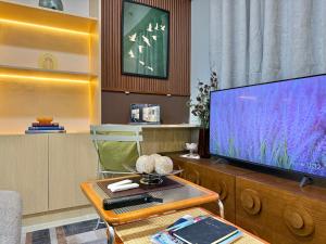 2BR Mid-Century Modern Staycation in Verdon Parc