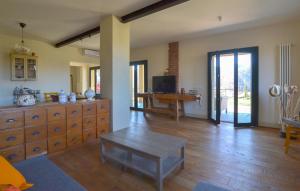 3 Bedroom Cozy Home In Palazzo Del Pero