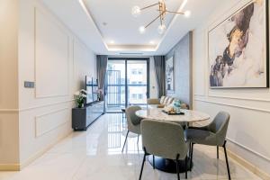 De Lux Madison Best Central 2 Bedrooms 2 Baths, Pool Gym