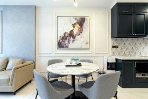 De Lux Madison Best Central 2 Bedrooms 2 Baths, Pool Gym