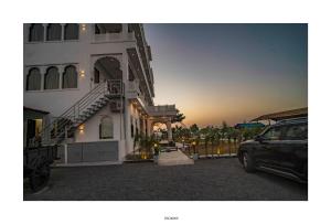 THE MARUWAS - A Luxury Retreat