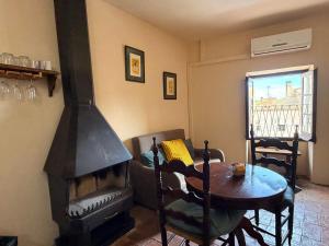 LEscala-Ventalló. Cosy WiFi Rooftop terrace EG