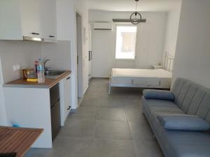 Almiriki- Ground Floor Seafront Studio