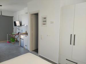 Almiriki- Ground Floor Seafront Studio