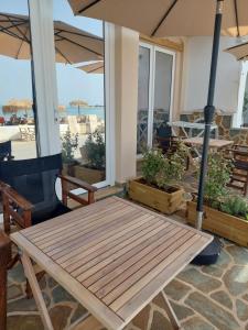 Almiriki- Ground Floor Seafront Studio