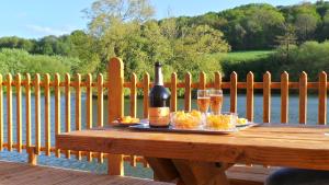 Maisons de vacances Cabanes flottantes et gites au fil de l'eau : Bungalow Familial