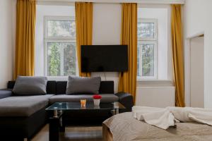 Sweet 2BR Retreat Near Danube & Garden Access