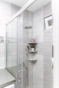 Purple Whisper 1-BDR Designer Apt, 2 Beds, Balcony
