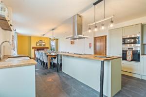 #111 New Farm sleeps 18 hot tub and Sauna