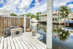 350 Waterfront Oasis with hot tub