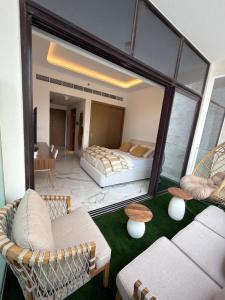 Entire Smart Home, Pool & Gym, Downtown 10 mins