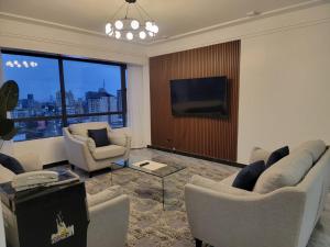 Executive elegantly furnished three bedroom apartment withmodern facilities ,modern swimming pool ,fully equipped gym,children playground and close proximity to major shopping centers and gourmet restaurants