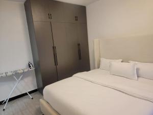 Executive elegantly furnished three bedroom apartment withmodern facilities ,modern swimming pool ,fully equipped gym,children playground and close proximity to major shopping centers and gourmet restaurants