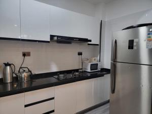 Executive elegantly furnished three bedroom apartment withmodern facilities ,modern swimming pool ,fully equipped gym,children playground and close proximity to major shopping centers and gourmet restaurants