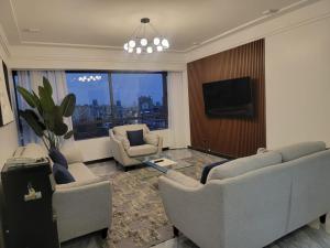 Executive elegantly furnished three bedroom apartment withmodern facilities ,modern swimming pool ,fully equipped gym,children playground and close proximity to major shopping centers and gourmet restaurants