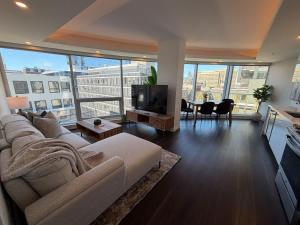 Waterfront large 2 BR & 2 Bath with 6 appliances