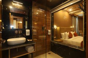 The Udit By West Western - Central Heated and Air Cooled - River View & Roof Top cafe & Bar