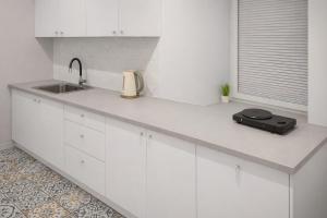 APARTAMENT W CENTRUM-w pobliżu PIOTRKOWSKIEJ-TARGÓW Expo-Hopa-Lupa-ATLAS ARENY- Nowo WYREMONTOWANY-Na wyłączność-wyposażony-Parter-PARKING DARMOWY własny pod własnym Oknem-Doskonała lokalizacja-Bez SĄSIADÓW! Wygoda i PRYWATNOŚĆ!