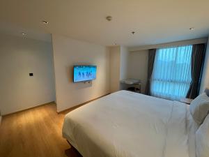 Duplex with Bathtub Nai Harn