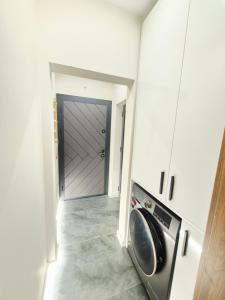 Malavi F4 top center studio Ruse