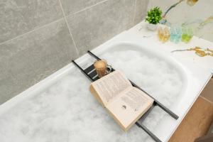 Stylish 3 Bedroom Sea View Apartment with Parking Sleeps 9