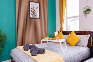 Stylish 3 Bedroom Sea View Apartment with Parking Sleeps 9