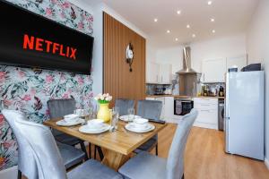 Stylish 3 Bedroom Sea View Apartment with Parking Sleeps 9