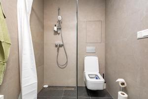 Light & Airy Comfort Studio - Garage & Balcony