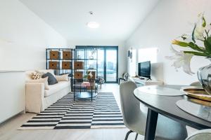 Light & Airy Comfort Studio - Garage & Balcony