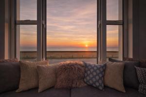 Beachfront Compact Coastal Crib, DIRECT Sea Views & Air Conditioning