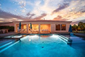 Villa in Gated Estate w Pool, Spa, Putting Green