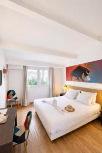 Artemia Aigues-Mortes - Hôtel avec piscine - Bornes électriques - Parking privé - Local vélo-moto