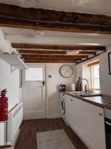 Cosy Town centre Historic Tudor Cottage & parking sleeps 6
