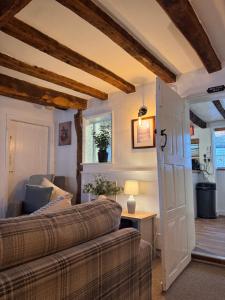Cosy Town centre Historic Tudor Cottage & parking sleeps 6