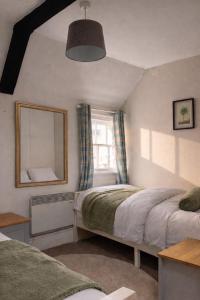 Cosy Town centre Historic Tudor Cottage & parking sleeps 6
