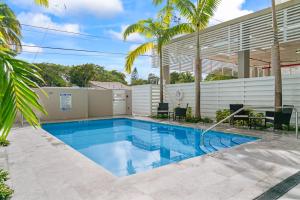 Pool & Gym | King Bed | Downtown Hollywood