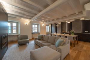 On My Way Loft-Central Rooftop Apt with AC Terrace