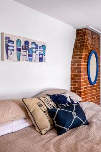 Bright Upper-Level Retreat - Parking + Deck