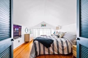 Bright Upper-Level Retreat - Parking + Deck