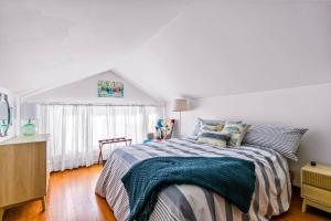 Bright Upper-Level Retreat - Parking + Deck