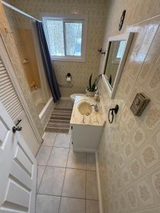 Cozy 4 Season Cottage in Sauble Beach, Near Beach, River & Trails